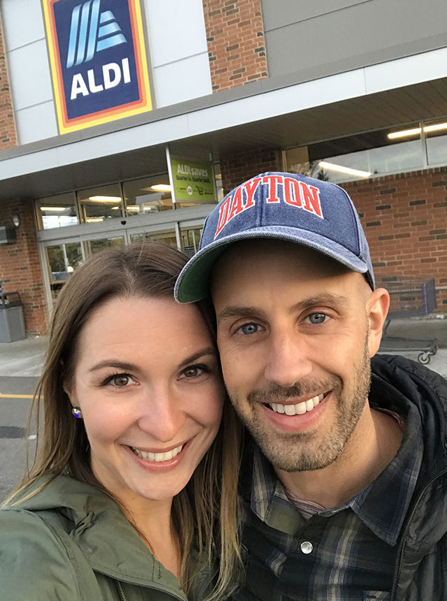 东尼和妻子在Aldi杂货店前