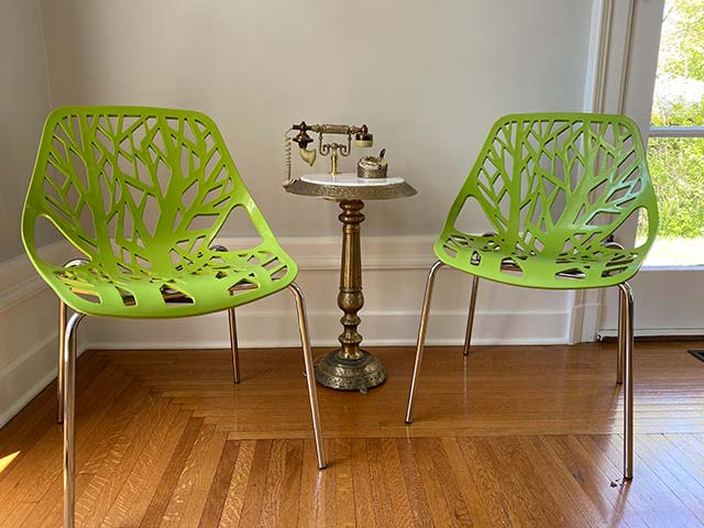 两张艺术绿椅