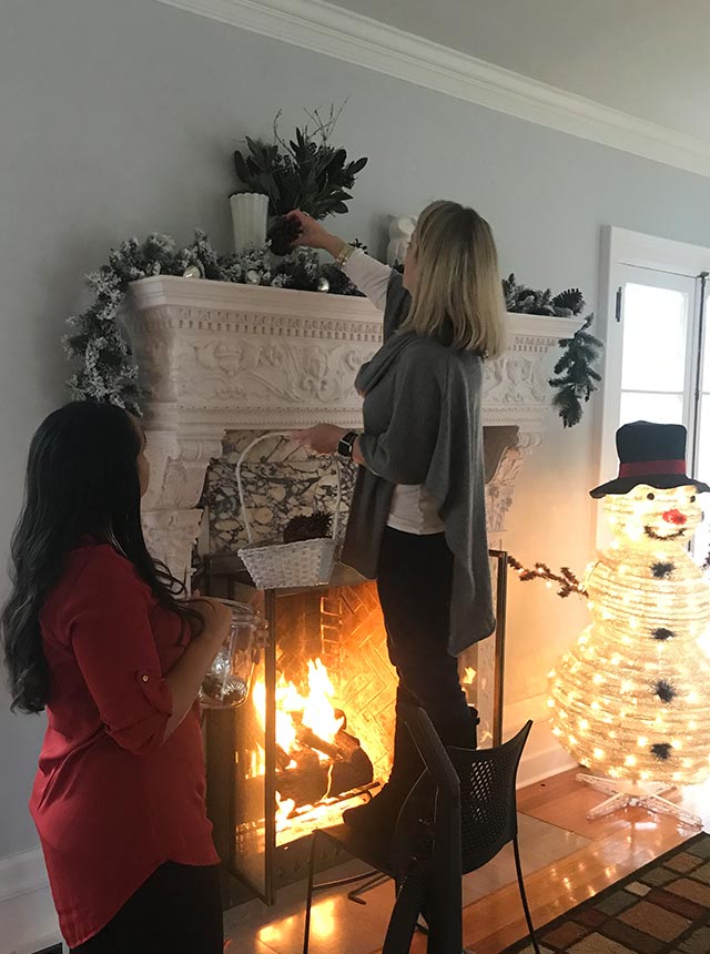Jenn和Katie装饰壁炉